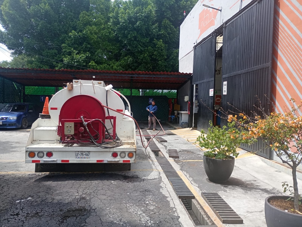 Hidrolimpieza a alta presión en registro sanitario