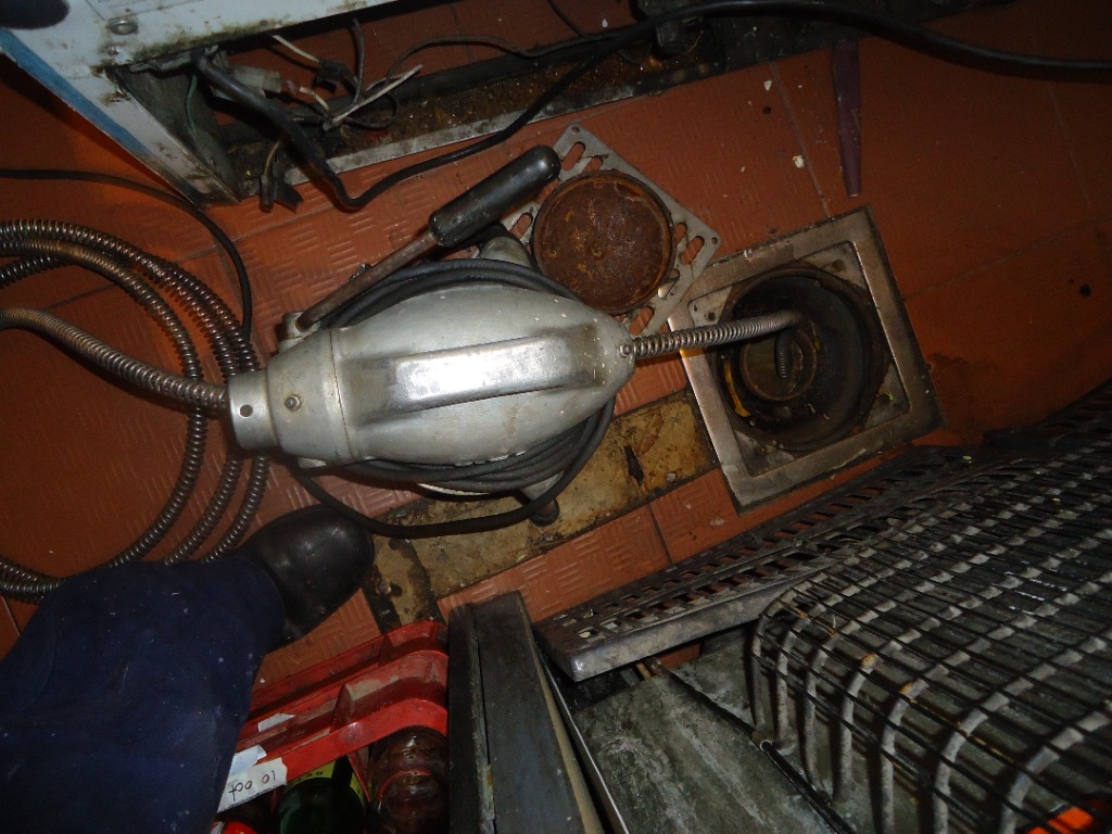 Operación con máquina eléctrica de resorte directo en coladera