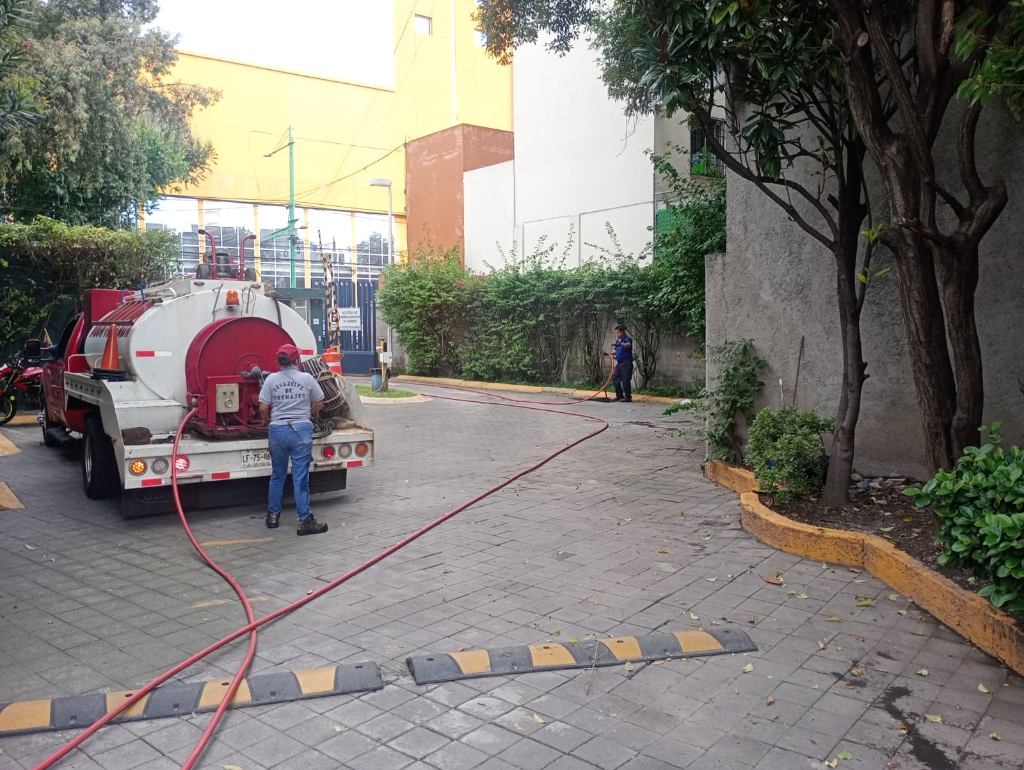 Limpieza a presión en áreas comunes
